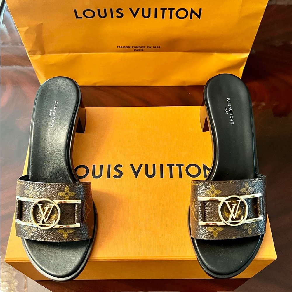New NEVER WORN Louis Vuitton Lock It Mule Sandals CACAO size 8.5 / 39